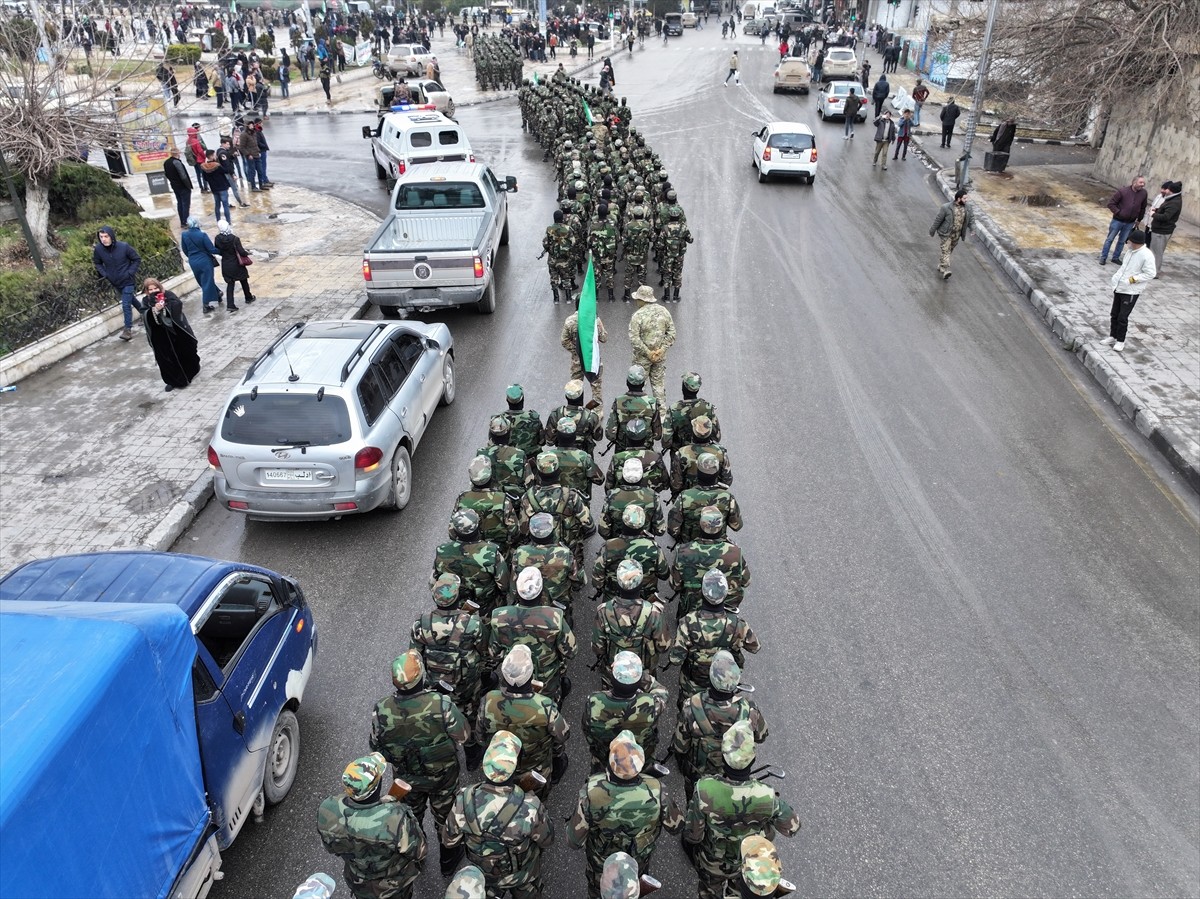 Suriye Savunma Bakanlığı, Halep ilinde askeri eğitimini tamamlayan 300'den fazla asker için...