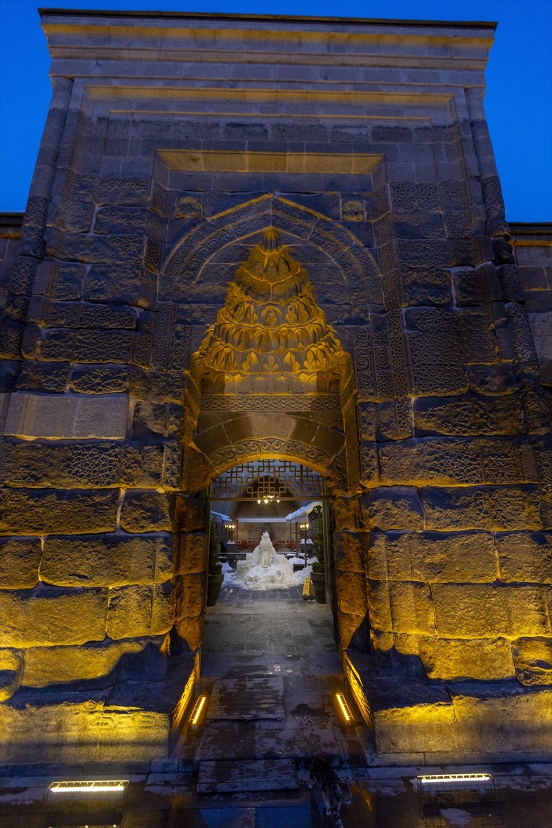 Taş oyma sanatçısı Ali Akargöl, Kayseri'deki tarihi Hunat Hatun Medresesi'nin bahçesine Anadolu...