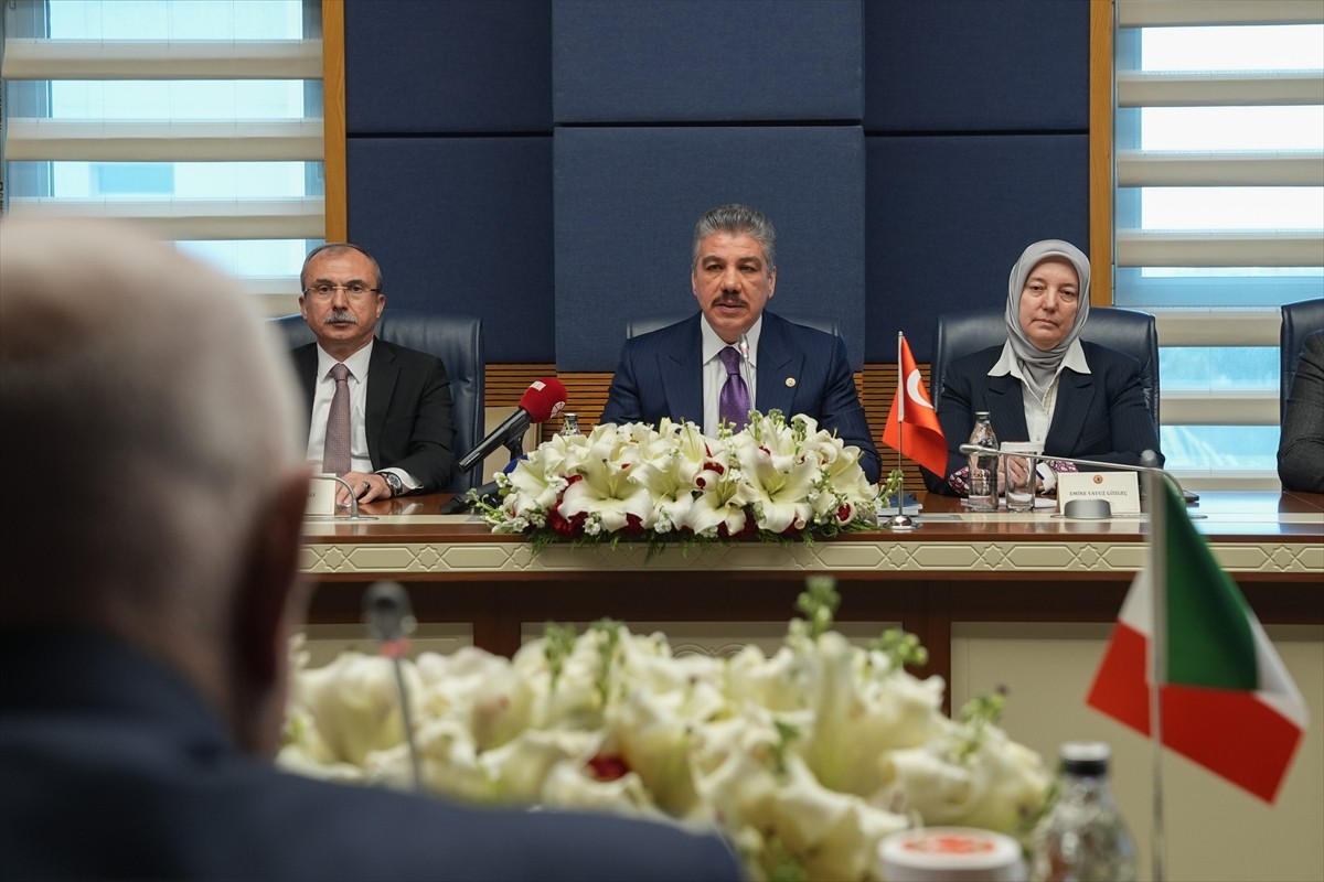 TBMM Adalet Komisyonu Başkanı Cüneyt Yüksel (ortada), İtalya Adalet Bakanı Carlo Nordio ve...