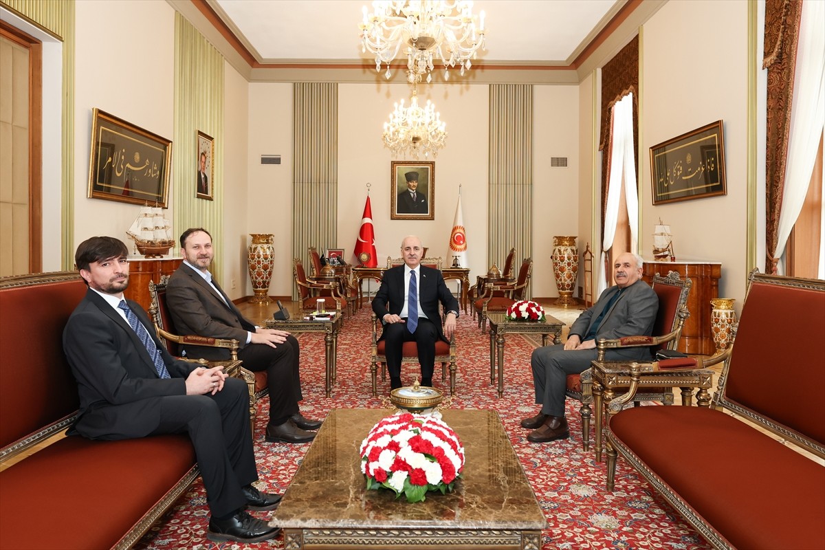 TBMM Başkanı Numan Kurtulmuş, Yeşilay Genel Başkanı Mehmet Dinç (sol 2), Yeşilay Genel Başkan...