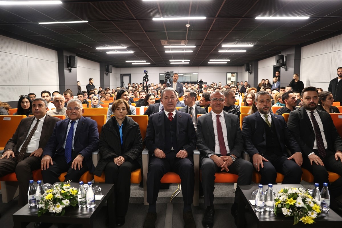 TBMM Milli Savunma Komisyonu Başkanı ve AK Parti Kayseri Milletvekili Hulusi Akar (ortada)...