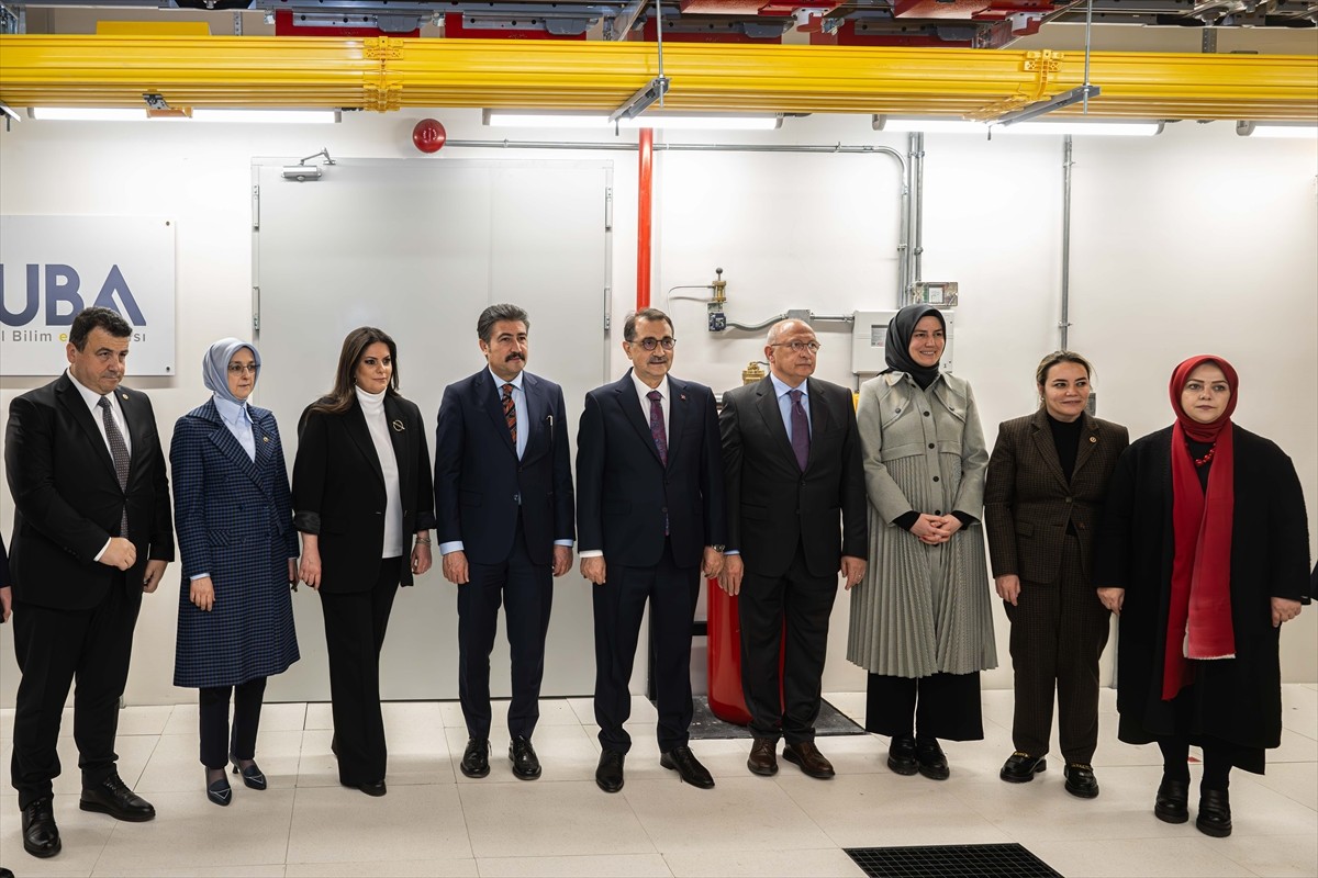 TBMM Yapay Zeka Araştırma Komisyonu Başkanı Fatih Dönmez (sol 5) ve komisyon üyeleri, TÜBİTAK...