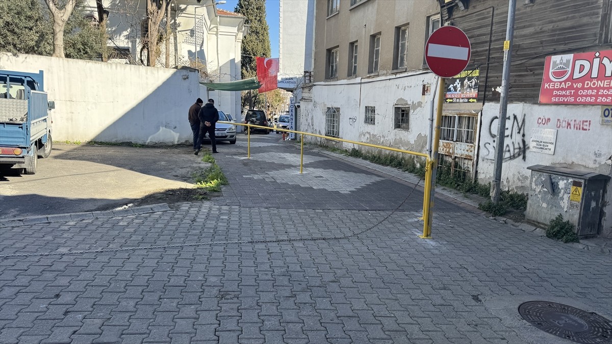 Tekirdağ'da bir kişi tapulu arazisi olduğunu iddia ederek sokak girişini bariyerle kapattı.