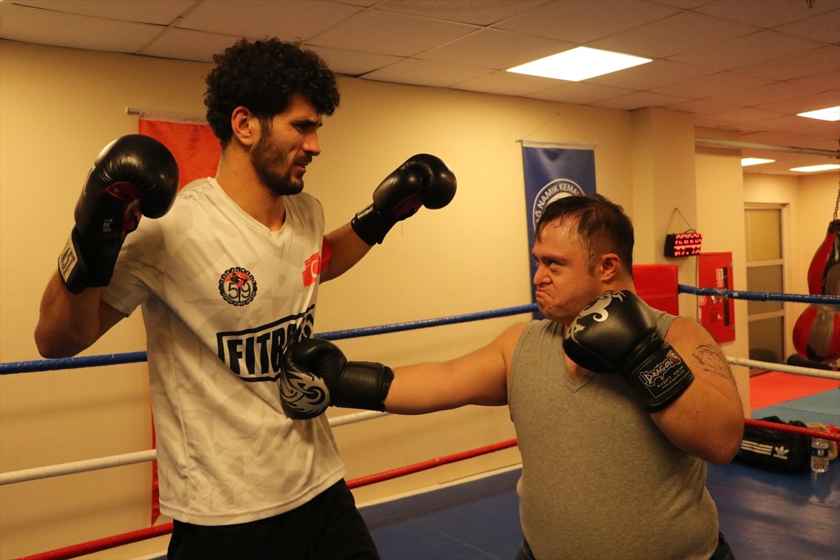 Tekirdağ'da down sendromlu çocukların boks sporuyla tanışması için başlatılan çalışma, onların...