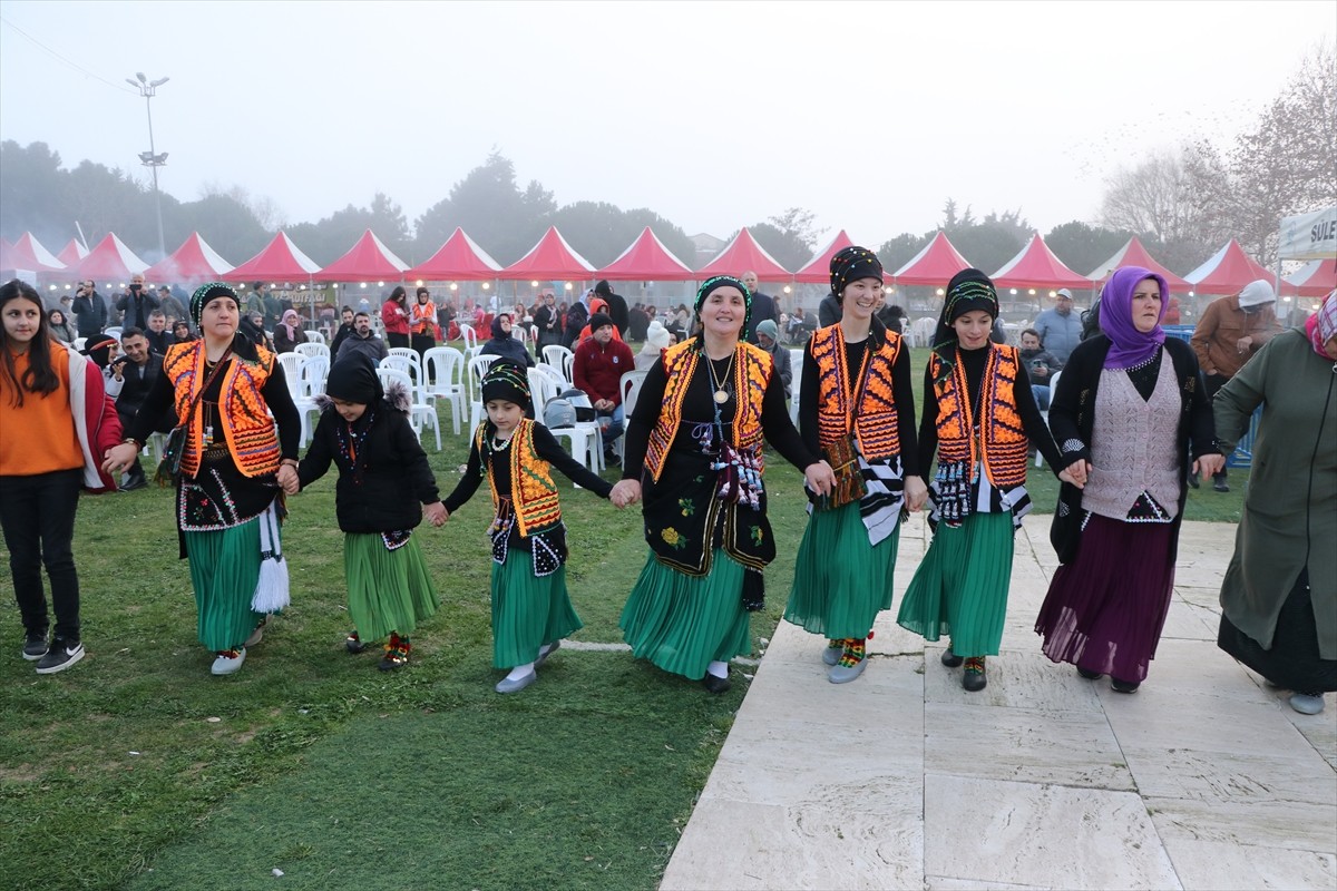 Tekirdağ'da yaşayan Karadenizli kadınlar, şenlik ve festivallerde giydikleri yöresel kıyafetlerle...