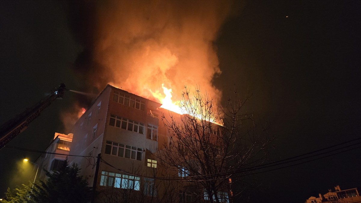 Tekirdağ'ın Çerkezköy ilçesinde bir apartmanda çıkan yangında 6 kişi dumandan etkilendi.