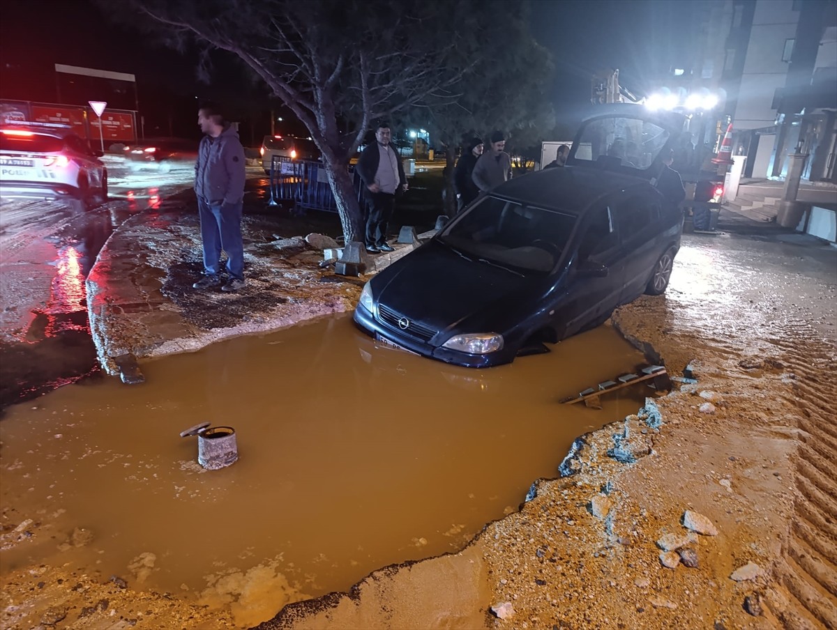 Tekirdağ'ın Çerkezköy ilçesinde patlayan içme suyu isale hattının patlaması sonucu oluşan çukura...
