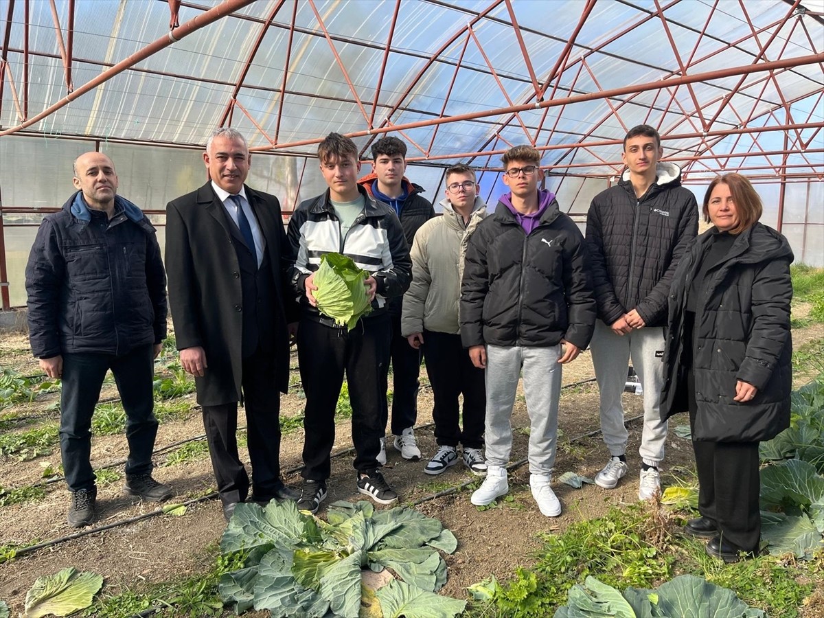Tekirdağ'ın Hayrabolu ilçesinde lise öğrencileri, tarım eğitimi kapsamında okul bahçesinde sebze...