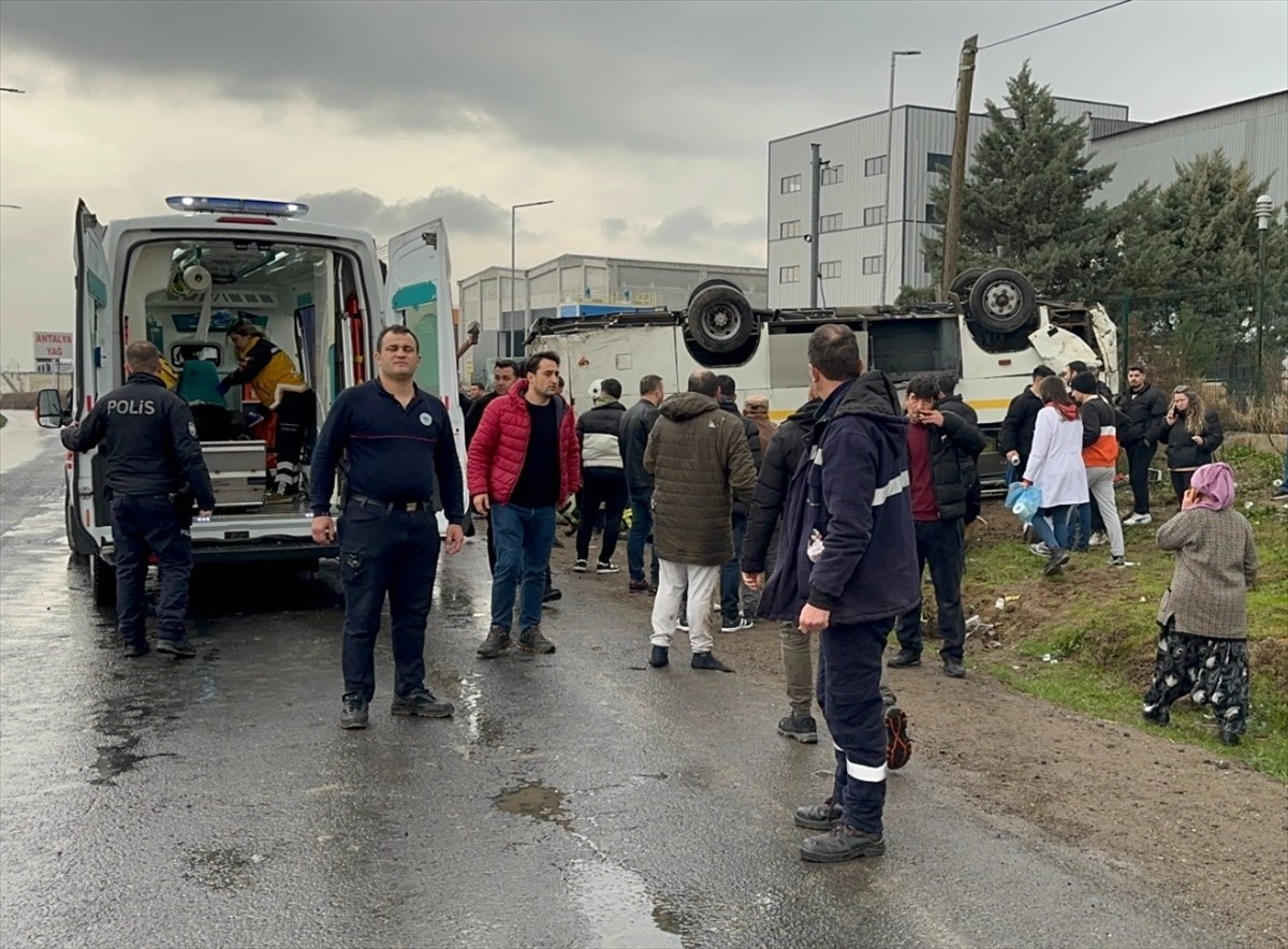 Tekirdağ'ın Muratlı ilçesinde işçi servisinin devrilmesi sonucu 25 kişi yaralandı. Kaza yerine...