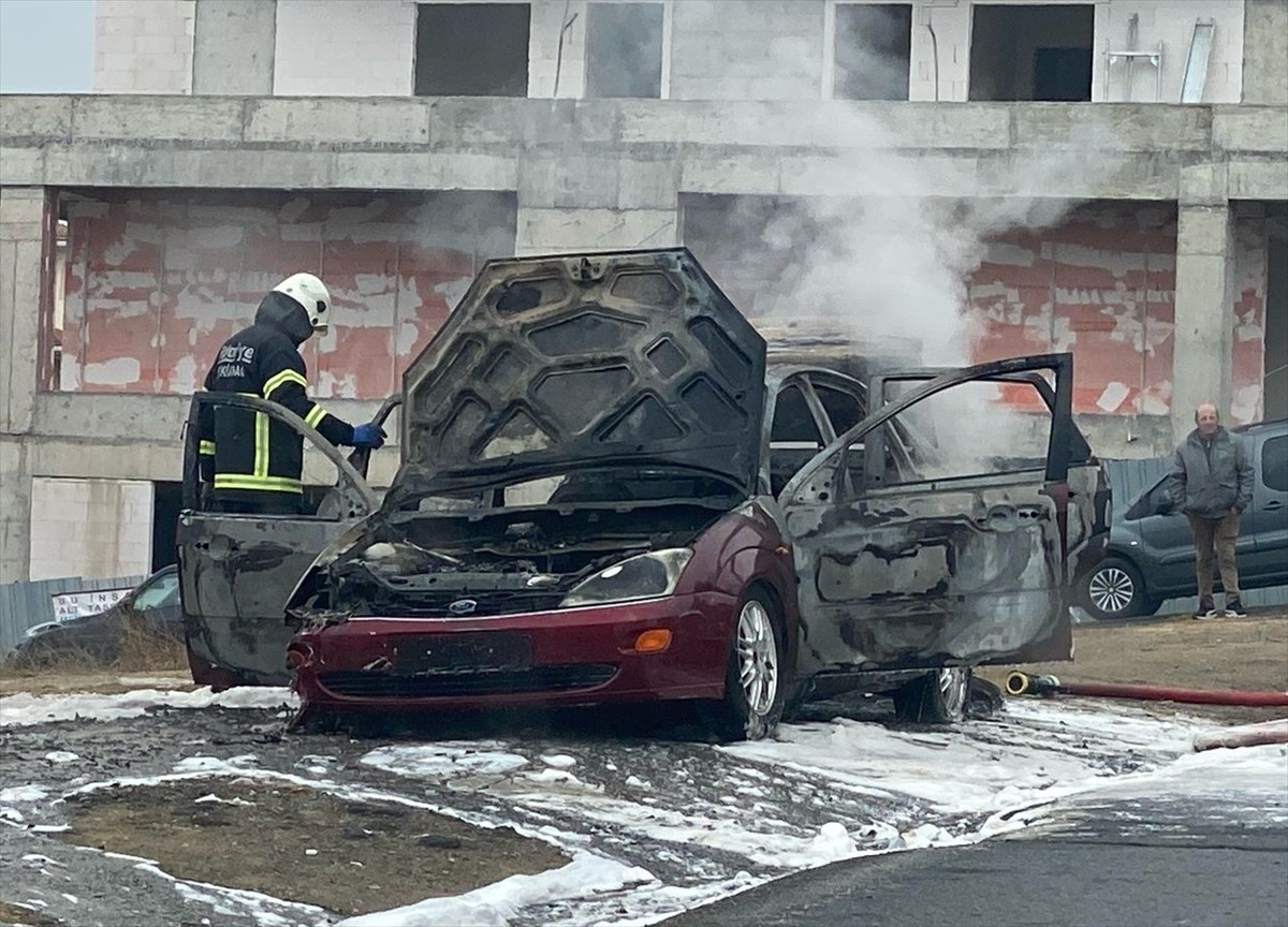 Tekirdağ'ın Süleymanpaşa ilçesinde yanan seyir halindeki otomobil kullanılamaz hale geldi.