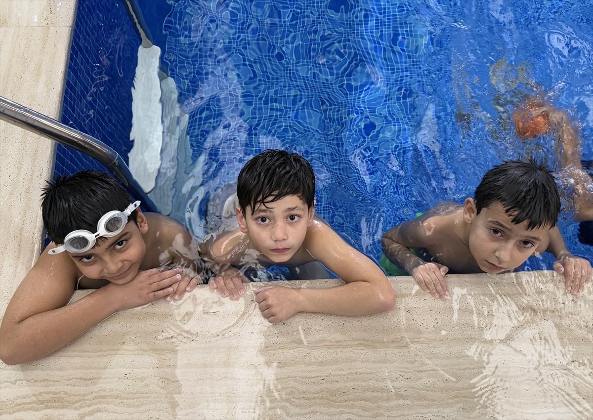 Tekirdağ Gençlik ve Spor Müdürlüğünce düzenlenen yüzme kursları sayesinde son 2 yılda otizmli...