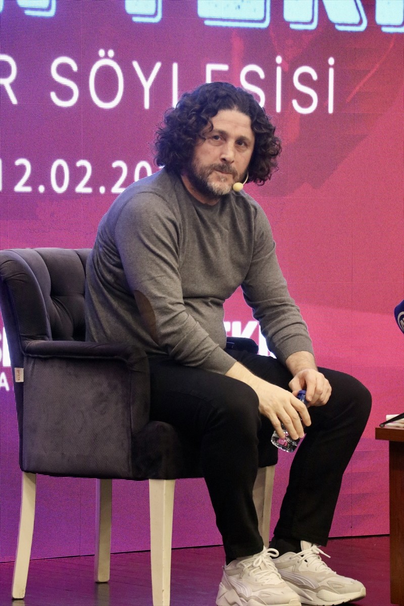 Teknik direktör Fatih Tekke, Akçaabat Belediyesince Erol Günaydın Sanat Merkezi'nde düzenlenen...