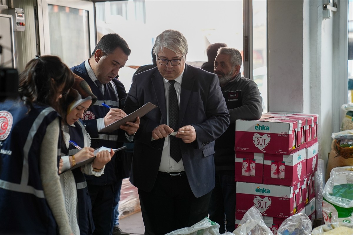 Ticaret Bakanlığı ekipleri, ramazan ayı öncesinde toptancı, market ve restoranlara yönelik fiyat...