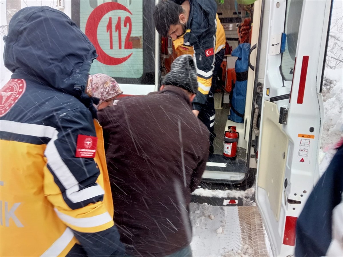 Tokat'ta kar yağışı nedeniyle yolu ulaşıma kapanan köydeki hasta, İl Özel İdaresi ekiplerince yol...