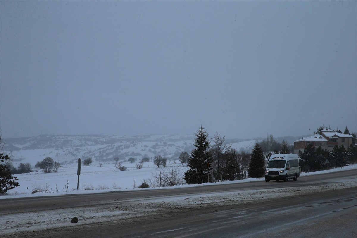 Tokat-Sivas kara yolunda kar yağışı etkili oluyor. Bölgede aralıklarla devam eden yağış sonucu...