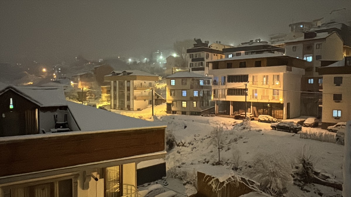 Trabzon'da akşam saatlerinde başlayan kar yağışı, sahil kesimindeki Vakfıkebir, Beşikdüzü...
