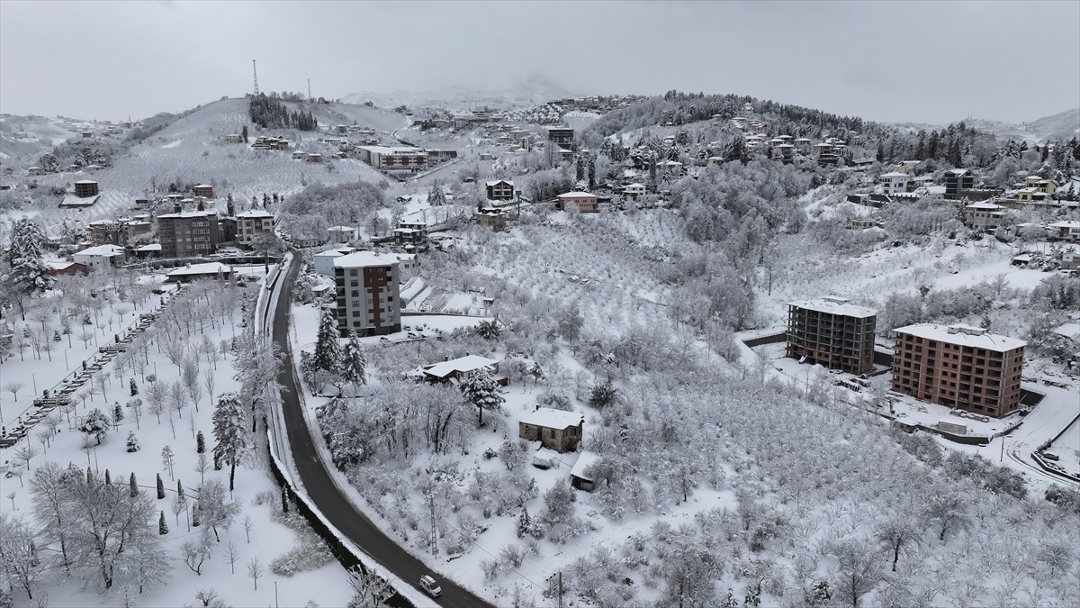 Trabzon'da kar yağışı etkili oldu. Kar yağışının ardından şehir merkezindeki Atatürk Köşkü, beyaz...