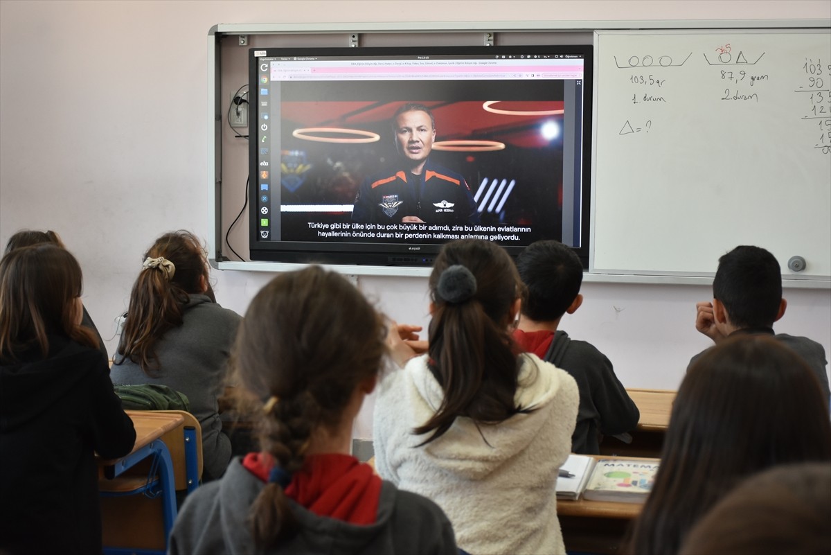 Trabzon'da, Türkiye'nin insanlı ilk uzay görevinin hikayesinin anlatıldığı "Ufkun Ötesinde"...