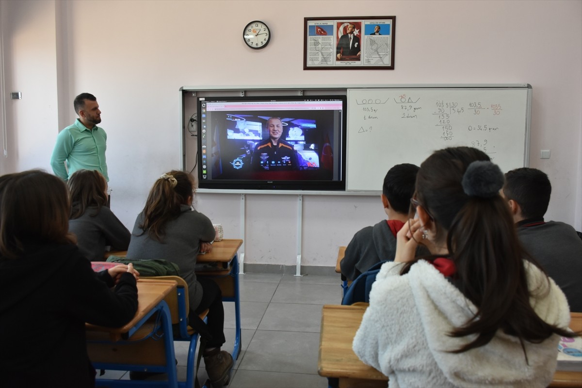 Trabzon'da, Türkiye'nin insanlı ilk uzay görevinin hikayesinin anlatıldığı "Ufkun Ötesinde"...