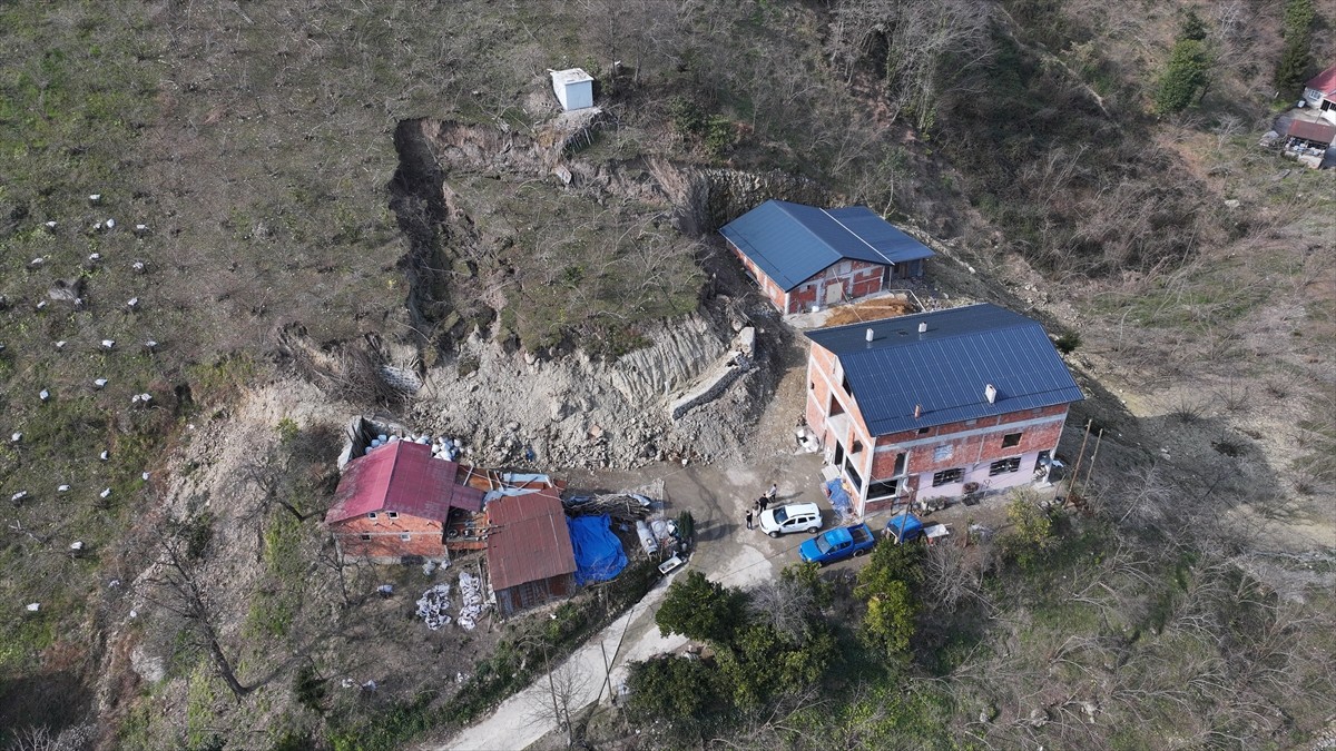  Trabzon'un Arsin ilçesinde istinat duvarının çökmesine ve bir ahırda hasar oluşmasına neden olan...