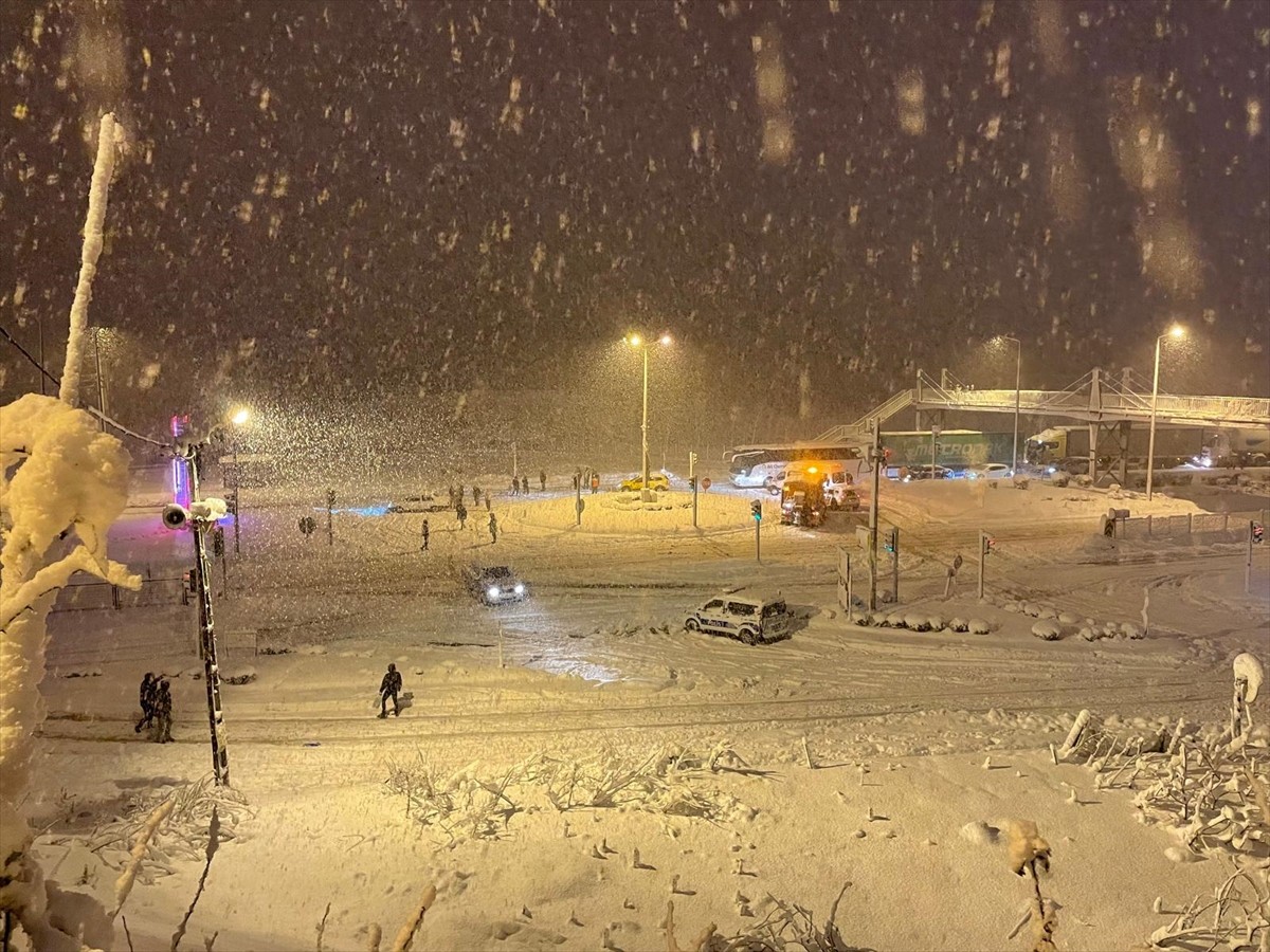 Trabzon'un Çarşıbaşı ilçesinde iki tırın çarpışması sonucu meydana gelen trafik kazasında...
