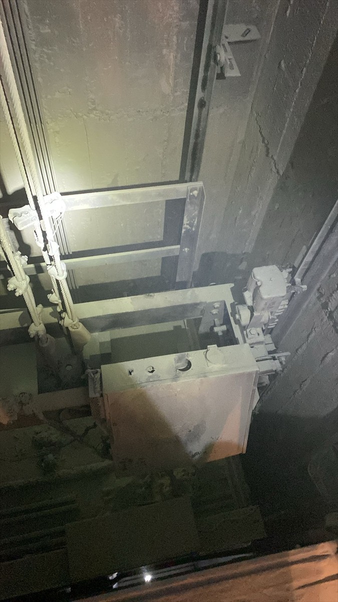 Trabzon'un Ortahisar ilçesinde bir binanın asansöründe çıkan yangın, itfaiye ekiplerince...