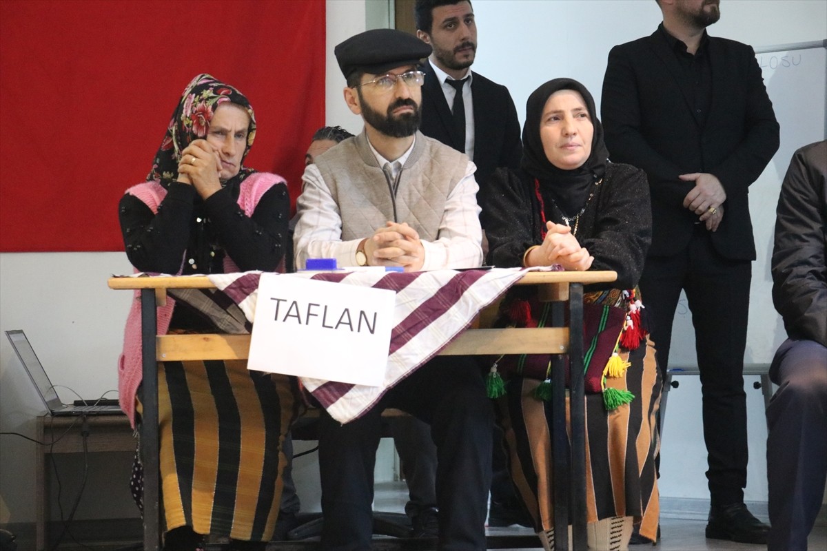 Trabzon'un Tonya ilçesinde hayvancılıkla geçinen velilerin katıldığı bilgi yarışmasında, dereceye...