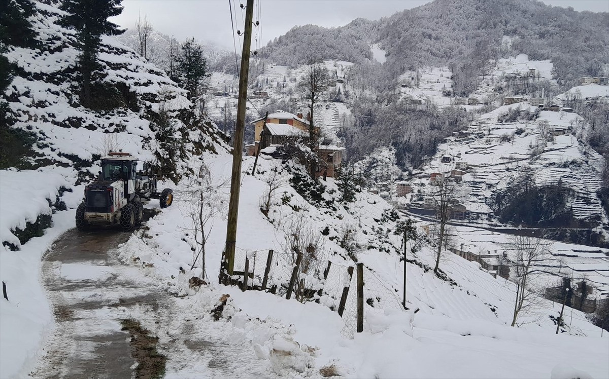 Trabzon'un yüksek kesimlerinde etkili olan kar nedeniyle 5 ilçede toplam 21 mahalleye ulaşım...