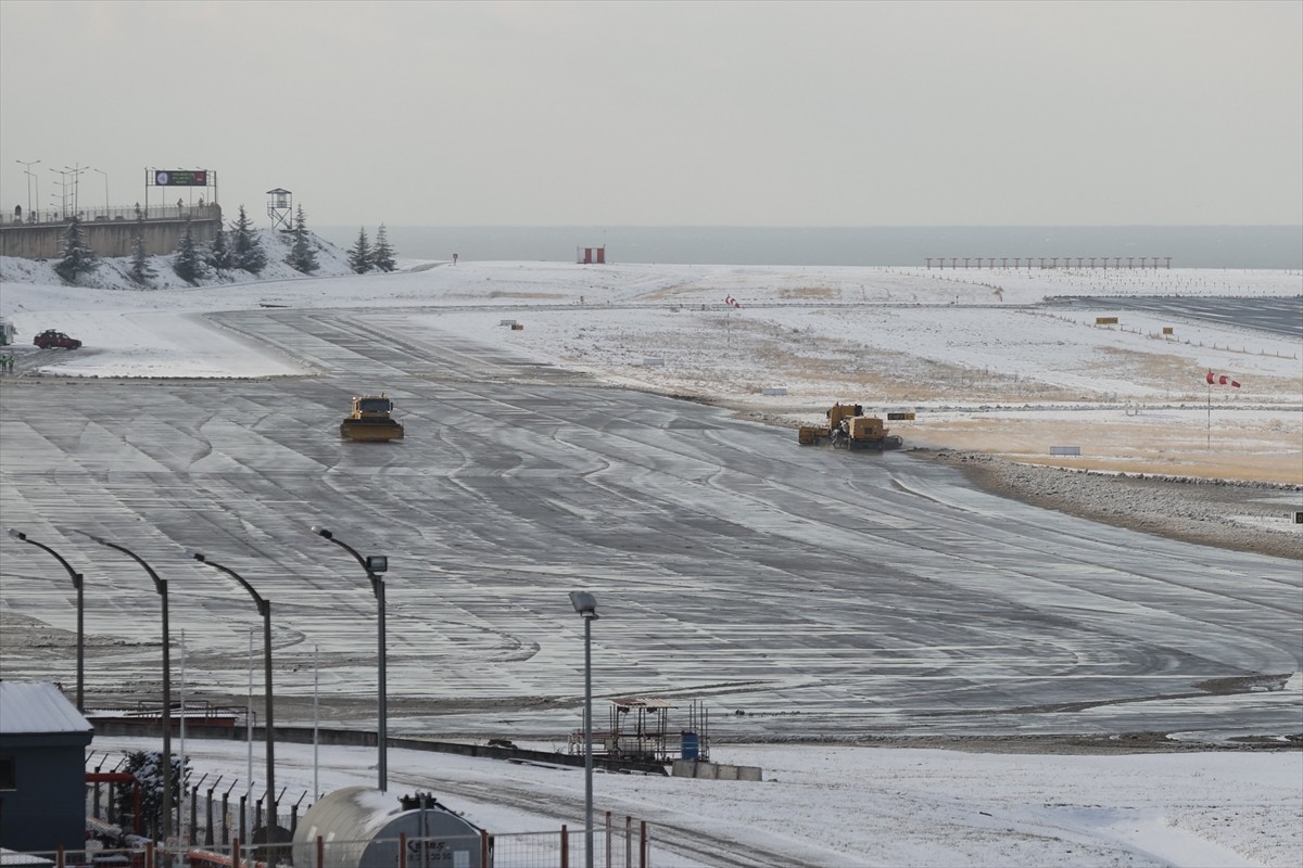 Trabzon Havalimanı'nda iptal edilen seferlerin yeniden başlaması için karla mücadele çalışmaları...