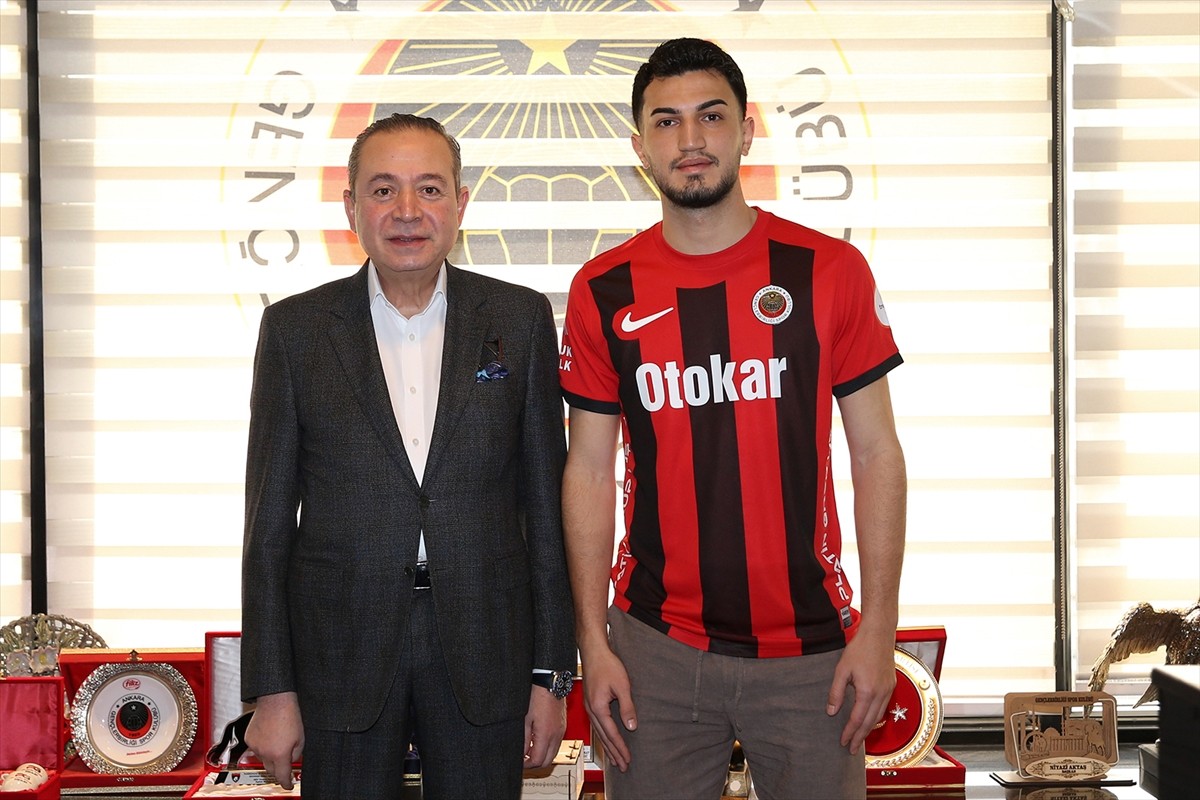 Trendyol 1. Lig ekiplerinden Gençlerbirliği, orta saha oyuncusu Adem Eren Kabak'ı kiralık olarak...