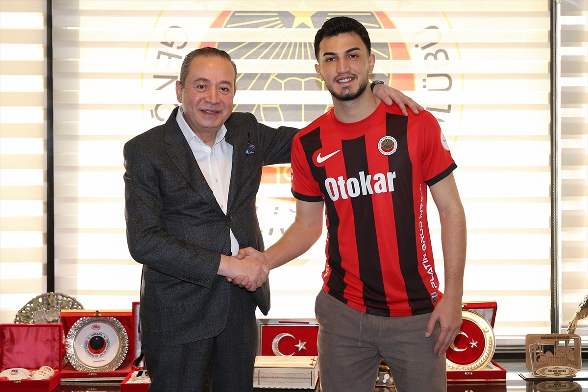Trendyol 1. Lig ekiplerinden Gençlerbirliği, orta saha oyuncusu Adem Eren Kabak'ı kiralık olarak...
