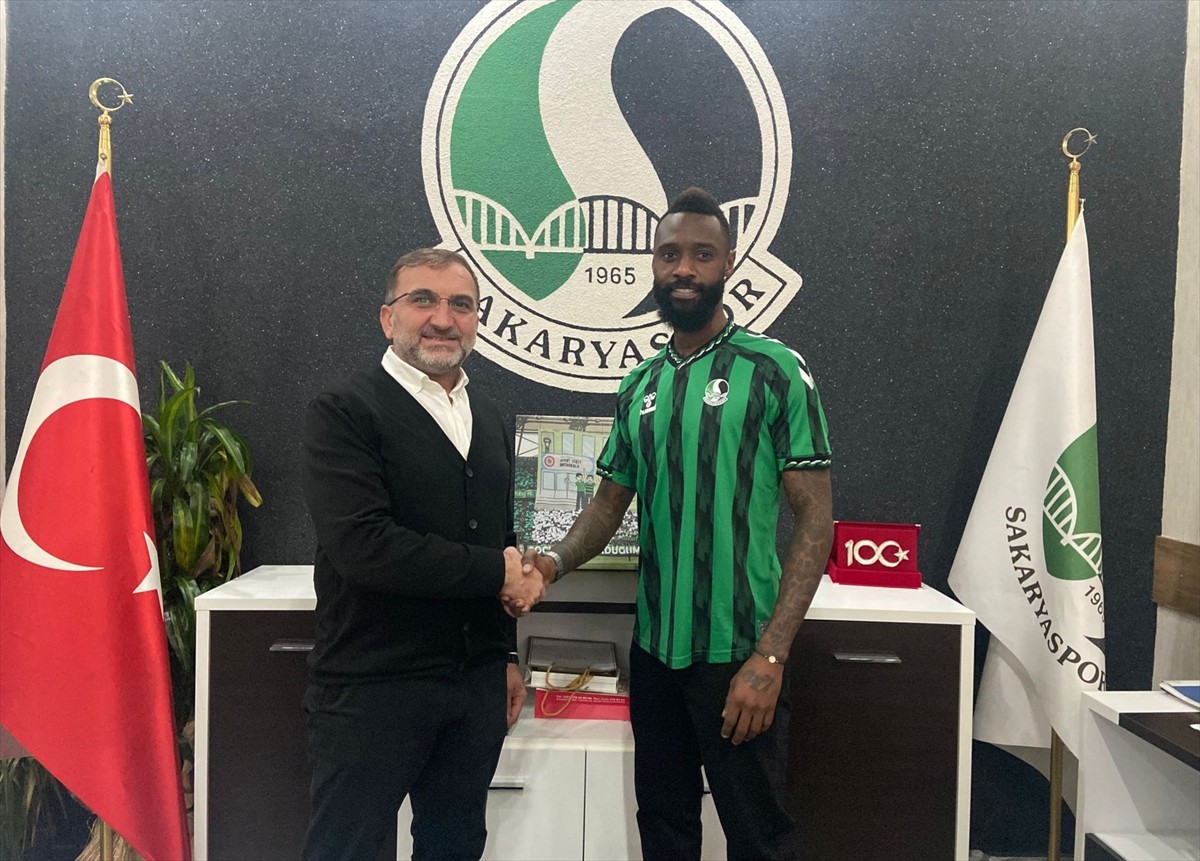 Trendyol 1. Lig ekiplerinden Sakaryaspor, 35 yaşındaki defans oyuncusu Nicolas N'Koulou'yu (sağda)...
