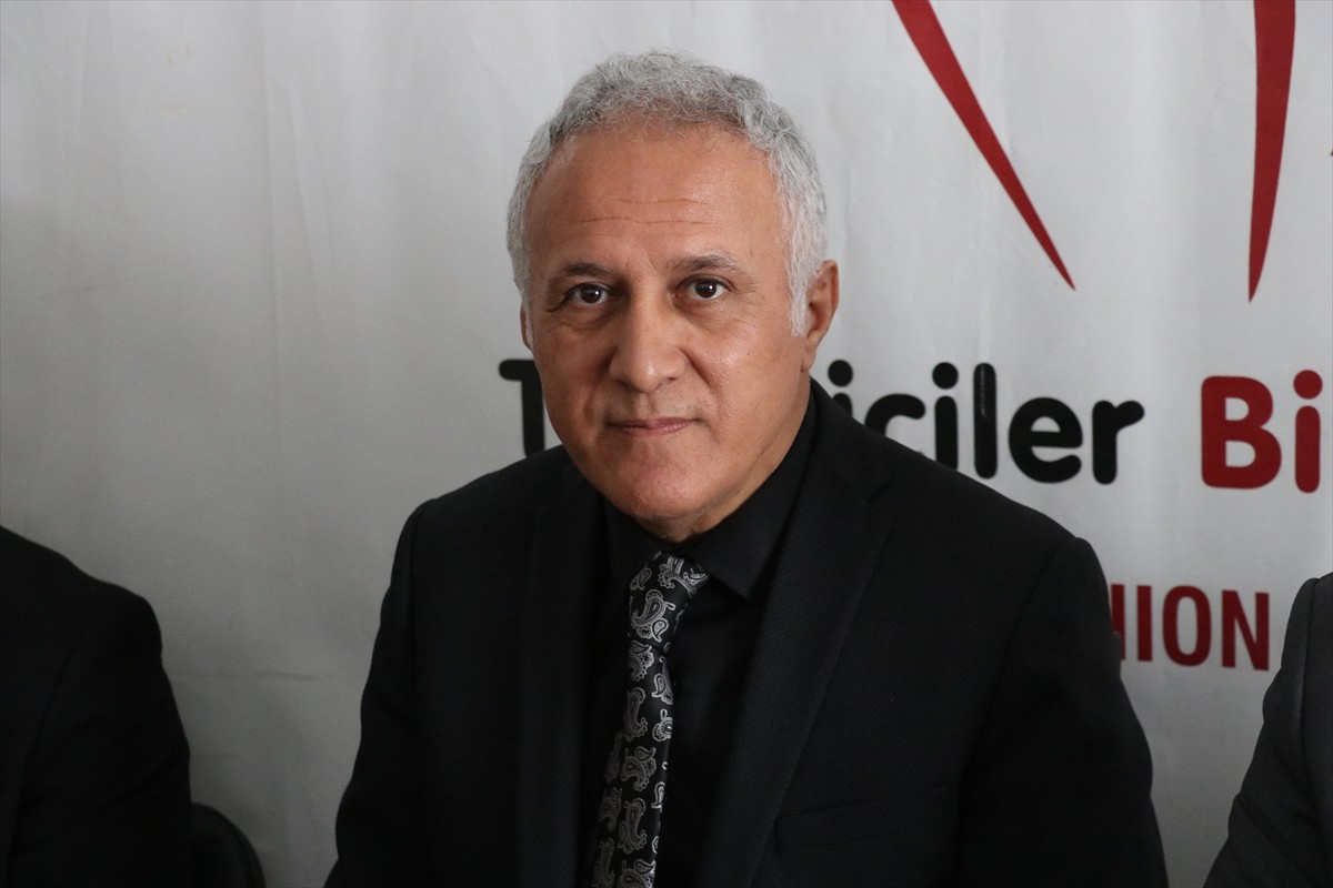 Tüketiciler Birliği Genel Başkanı Mahmut Şahin (ortada), binalarda kullanılan su depolarıyla...