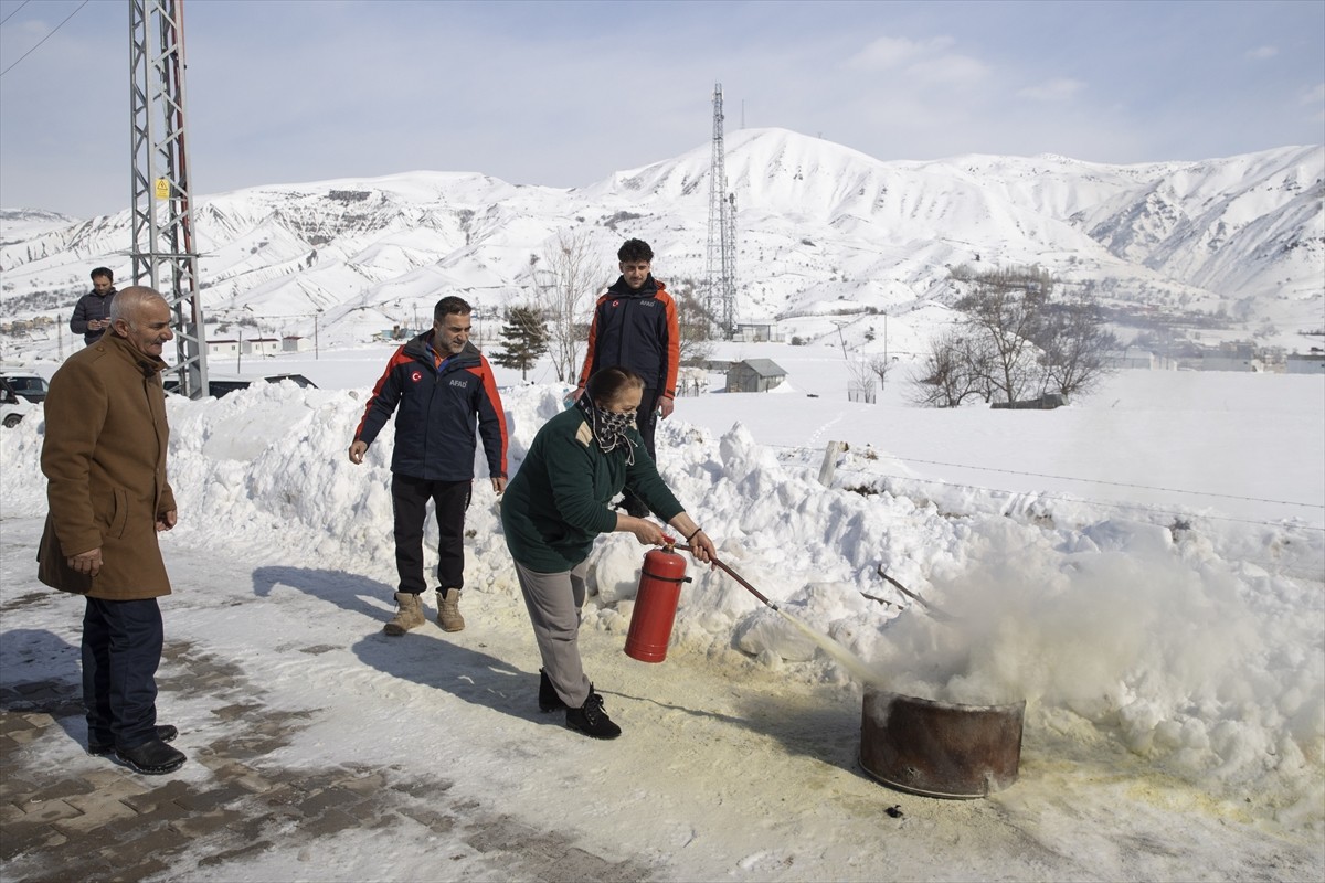 Tunceli'de, İl Afet ve Acil Durum Müdürlüğü (AFAD) ekipleri, Pülümür ilçesindeki konteyner kentte...