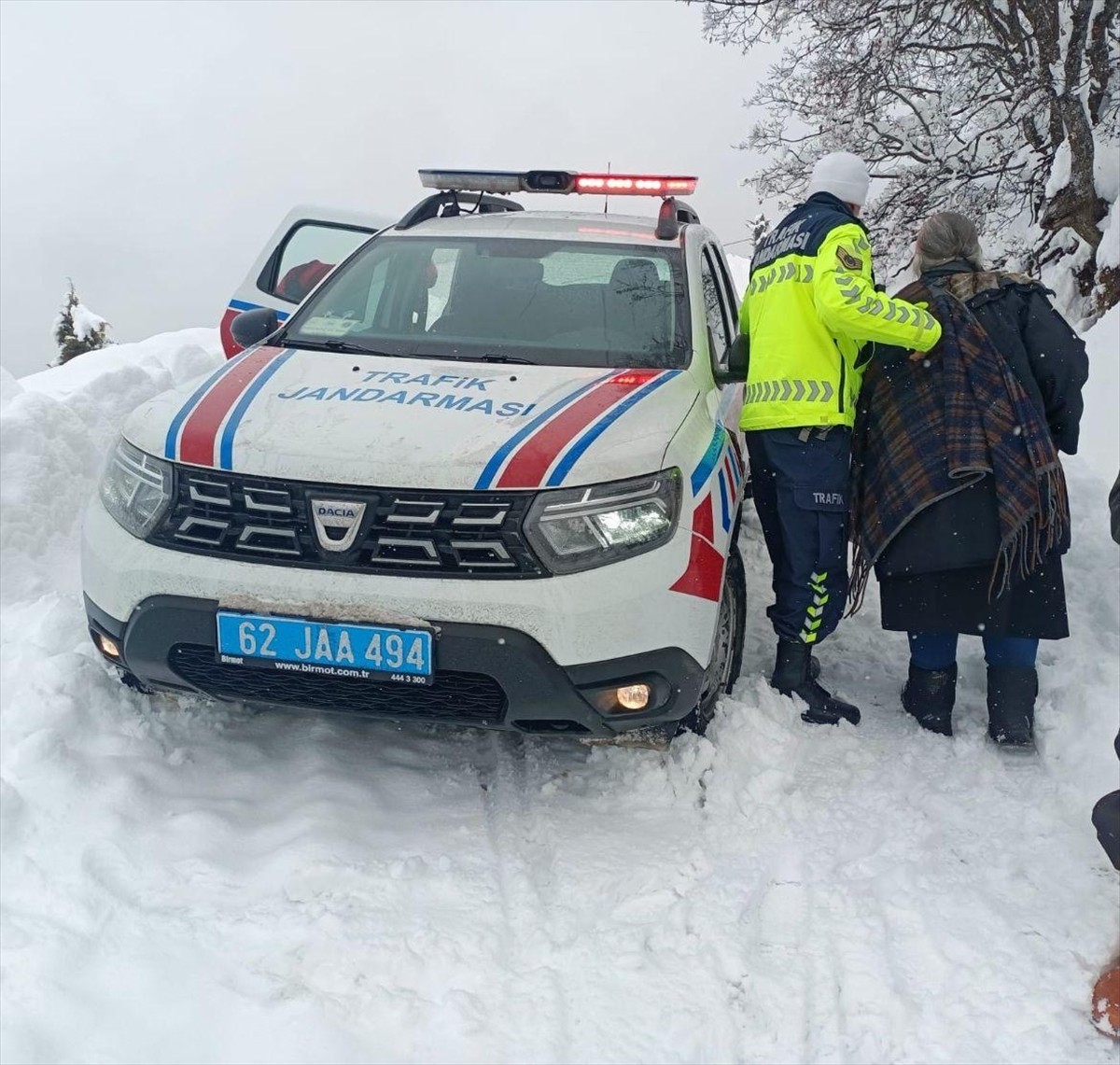 Tunceli'nin Pülümür ilçesinde kar nedeniyle yolu kapanan köyde rahatsızlanan kadın, jandarma...