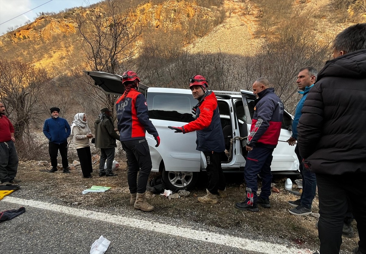 Tunceli'nin Pülümür ilçesinde, yol kenarındaki kayaya çarpan hafif ticari araçtaki 1 kişi öldü, 6...