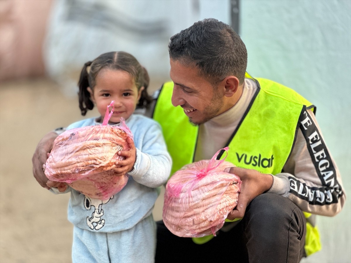  Türk sivil toplum kuruluşlarından Vuslat Derneği, Gazze Şeridi'nde 10 bin kişiye sıcak yemek...
