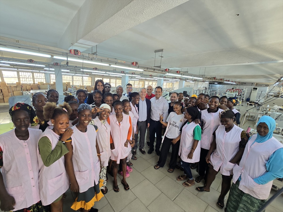 Türkiye'nin Abuja Büyükelçisi Hidayet Bayraktar (sol 3), Nijerya'nın ticari şehri Lagos'ta Türk iş...