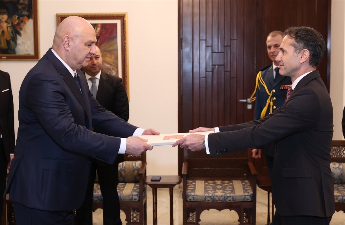 Türkiye'nin Beyrut Büyükelçisi Murat Lütem (sağda), Lübnan Cumhurbaşkanı Joseph Avn'a (solda)...