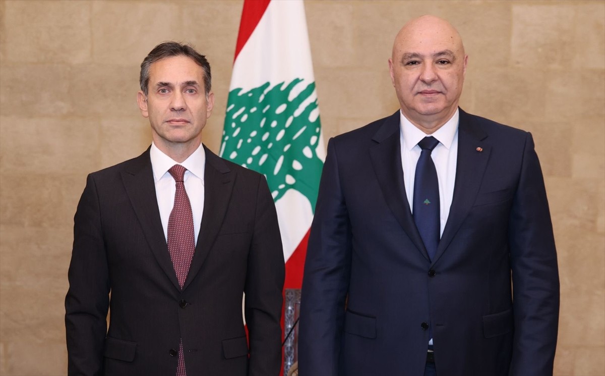 Türkiye'nin Beyrut Büyükelçisi Murat Lütem (sağda), Lübnan Cumhurbaşkanı Joseph Avn'a (solda)...