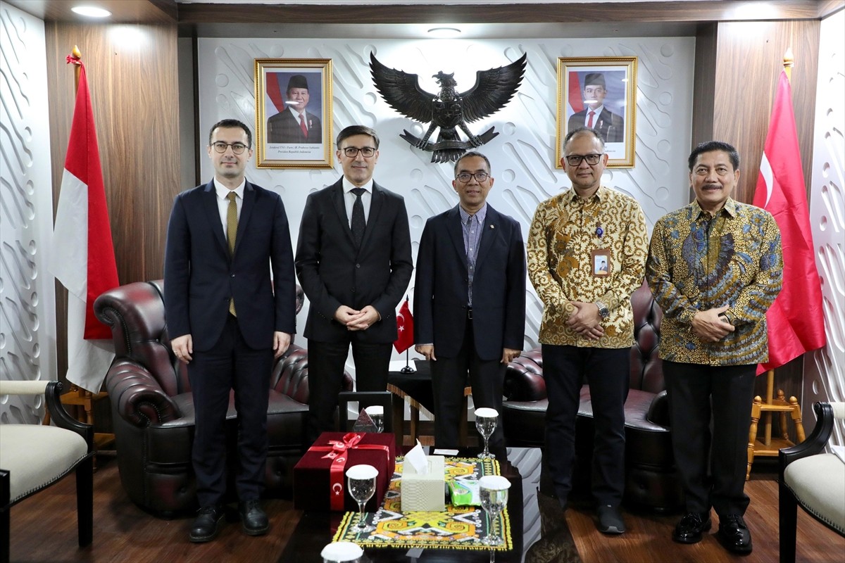Türkiye'nin Cakarta Büyükelçisi Prof. Dr. Talip Küçükcan (solda), Endonezya Yükseköğretim, Bilim...