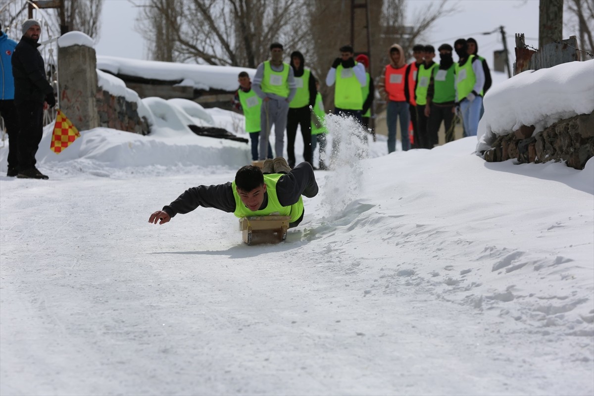 Türkiye'nin en soğuk ilçelerinden Ardahan'ın Göle ilçesinde, kış turizmine katkı sunmak ve kızak...
