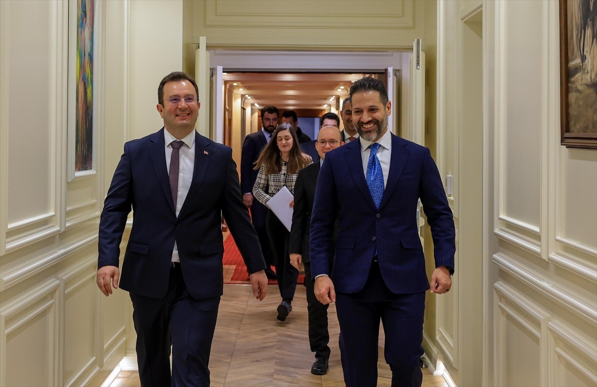 Türkiye'nin Erbil Başkonsolosu Erman Topçu (solda), Irak Kürt Bölgesel Yönetimi (IKBY) Başbakan...