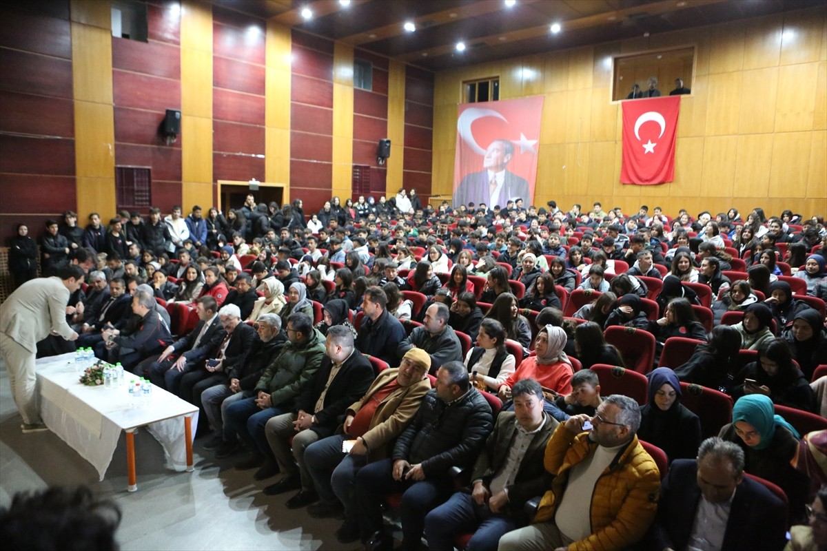 Türkiye'nin ilk astronotu Alper Gezeravcı, Mersin’in Mut ilçesinde öğrencilere Türkiye Milli Uzay...