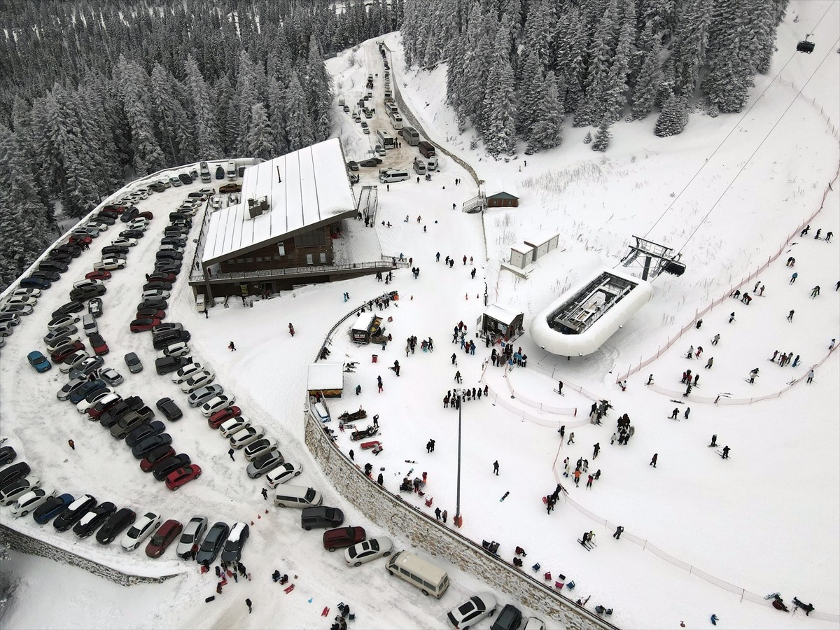 Türkiye'nin kış turizm merkezlerinden Ilgaz Dağı'nda bulunan Yurduntepe Kayak Merkezi...
