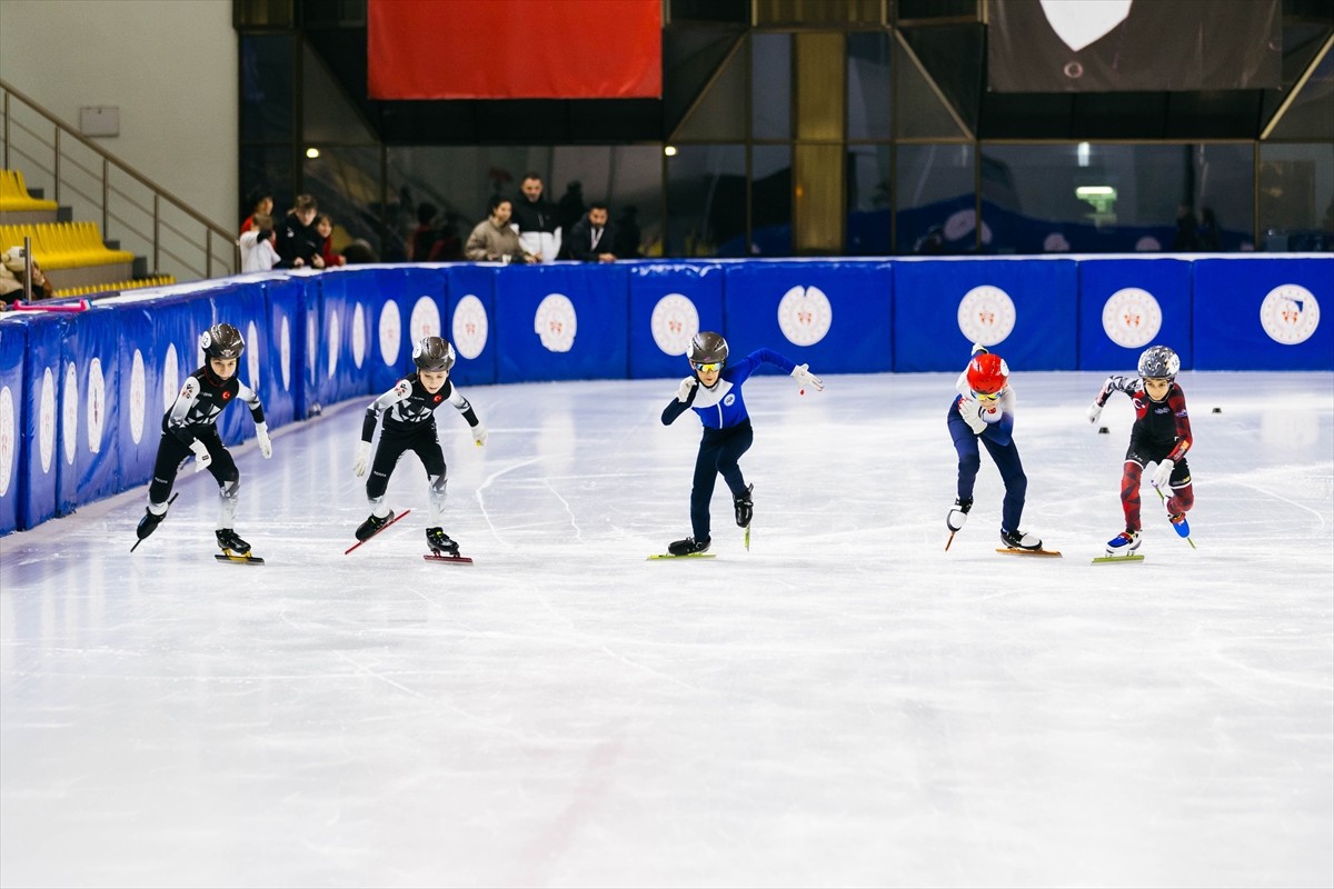Türkiye Buz Pateni Federasyonunca (TBPF), Kocaeli'de Gençlik ve Spor İl Müdürlüğü İzmit Olimpik...