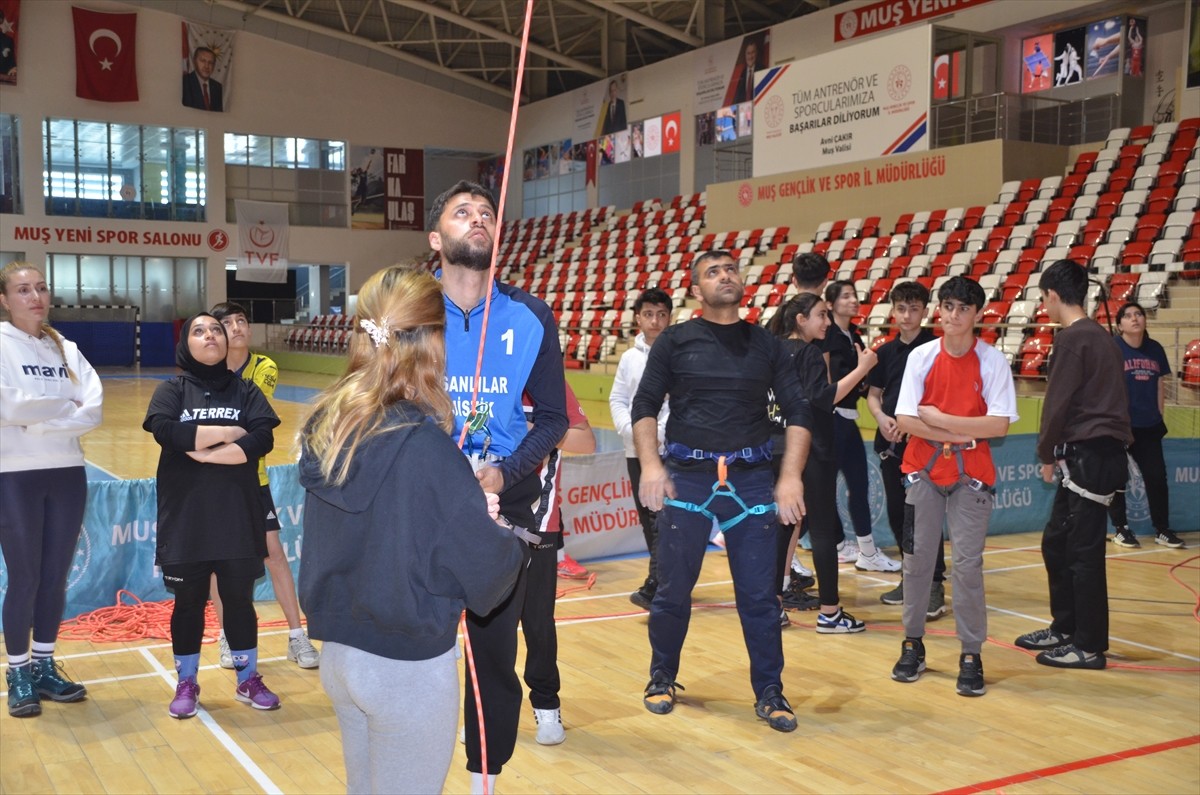 Türkiye Dağcılık Federasyonunca düzenlenen spor tırmanış temel seviye eğitimi, Muş'ta...