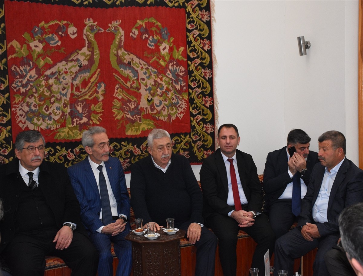 Türkiye Esnaf ve Sanatkarları Konfederasyonu (TESK) Genel Başkanı Bendevi Palandöken (sağda)...