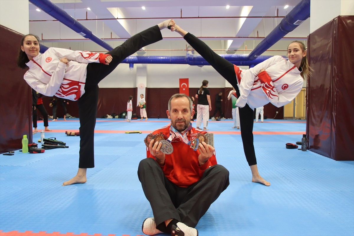 Türkiye Gençler Tekvando Şampiyonası'nda kürsüye çıkarak milli takıma seçilen Kırklarelili Irmak...