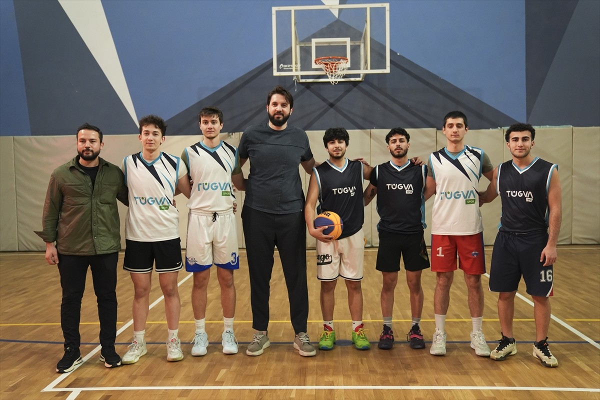 Türkiye Gençlik Vakfının (TÜGVA) düzenlendiği 3x3 Basketbol Turnuvası İstanbul'da başladı. TÜGVA...